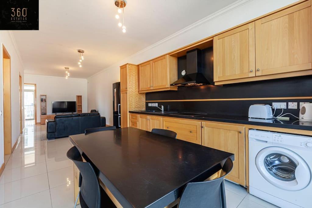 Comfortable Penthouse, Served With Lift, Wifi & Ac By 360 Estates Gzira 外观 照片