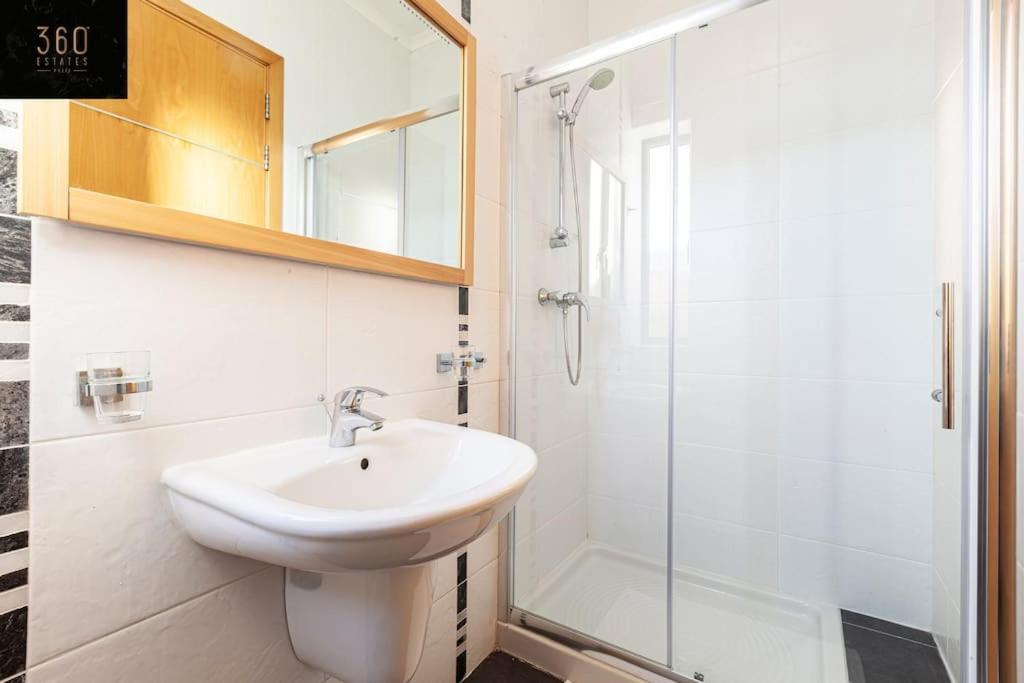 Comfortable Penthouse, Served With Lift, Wifi & Ac By 360 Estates Gzira 外观 照片